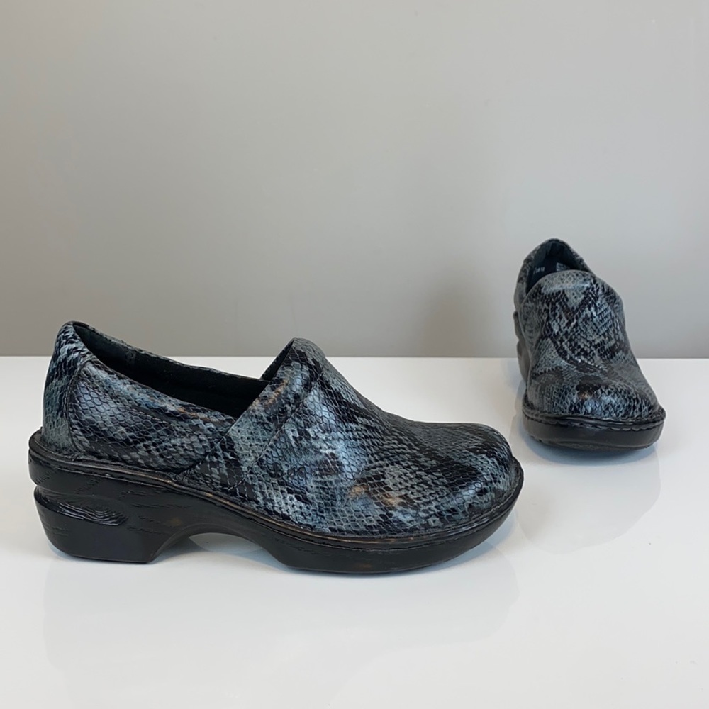 BOC Gray And Black Snake Print Clogs Size 7
